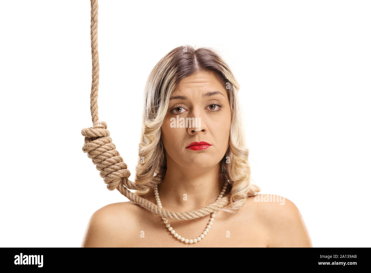 Femme déprimée avec une corde autour du cou isolé sur fond blanc Banque D'Images