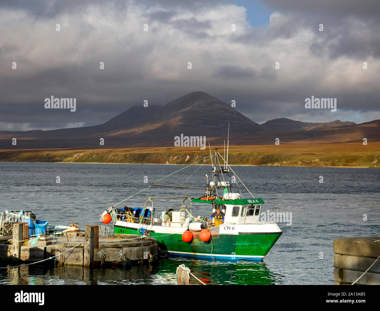 Port Askaig, Islay, l'Écosse avec les Pap du Jura en arrière-plan Banque D'Images