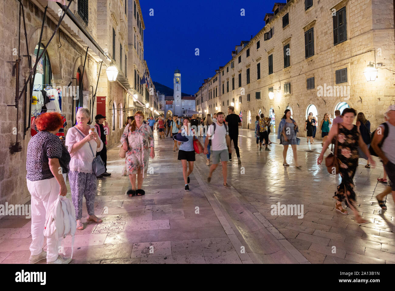 Scène de rue de Dubrovnik - personnes marchant sur la rue principale Stradun, la nuit, la vieille ville de Dubrovnik classée au Patrimoine Mondial de l'UNESCO, Dubrovnik Croatie Europe Banque D'Images