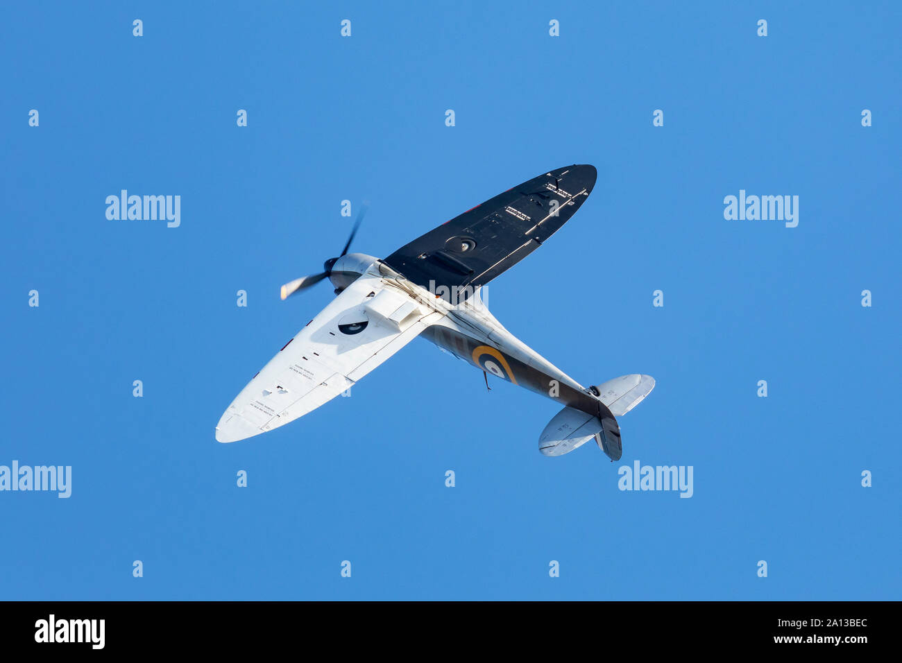 Supermarine Spitfire Mk1 immatriculé N3200 QV effectuant un rouleau le 21 septembre 2019 à Duxford, España Banque D'Images