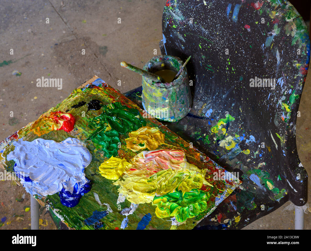 Un peintre très coloré - palette de peinture à l'huile colorée pleine de Banque D'Images