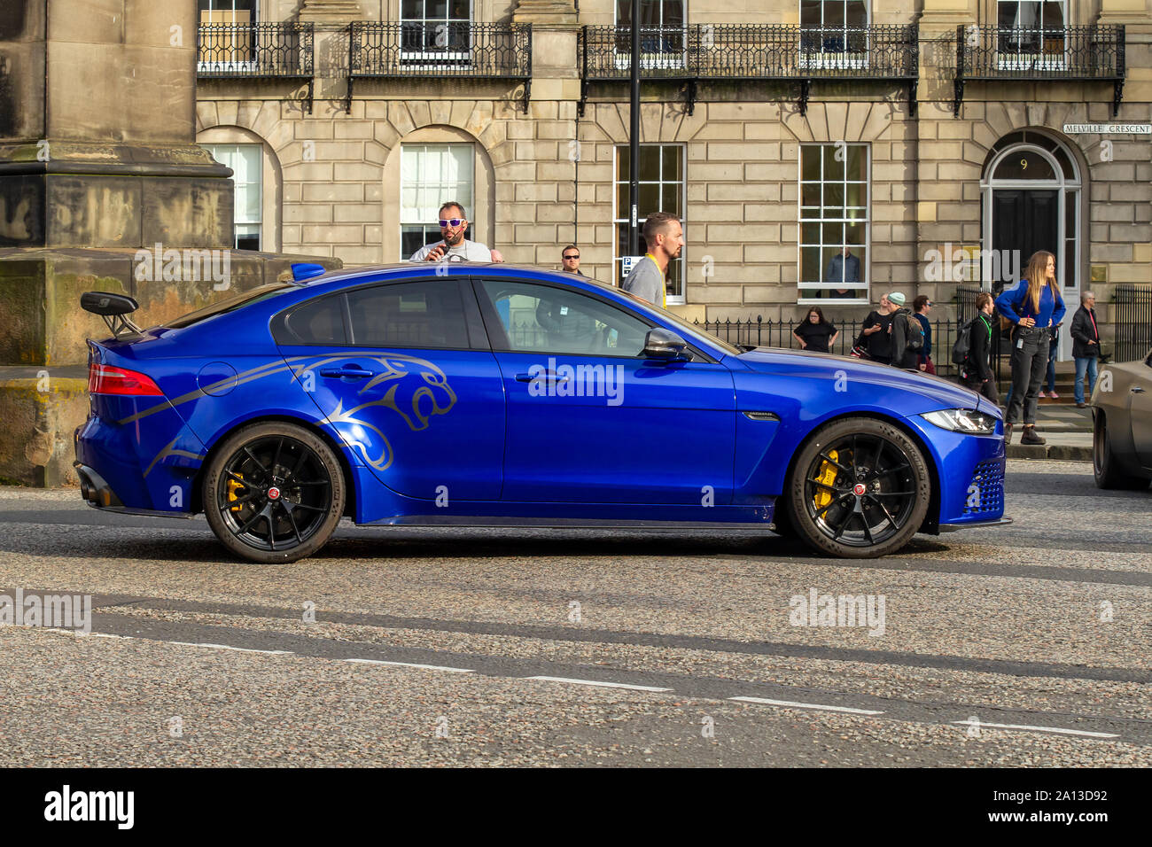 L'une des voitures utilisées dans le tournage. Fast & Furious 9 a terminé la production dans Édimbourg, après plusieurs semaines de tournage du dernier film dans les poursuite de voitures franchise. Les dernières scènes ont été tournées aujourd'hui sur rue Melville, une jolie terrasse géorgienne dans la capitale du West End. Stunt drivers, debout dans des stars telles que Vin Diesel, conduisent leurs voitures de muscle en haut et en bas de la rue, aux côtés des véhicules de l'appareil photo. Fast & Furious 9 est prévu pour le 22 mai 2020. Banque D'Images