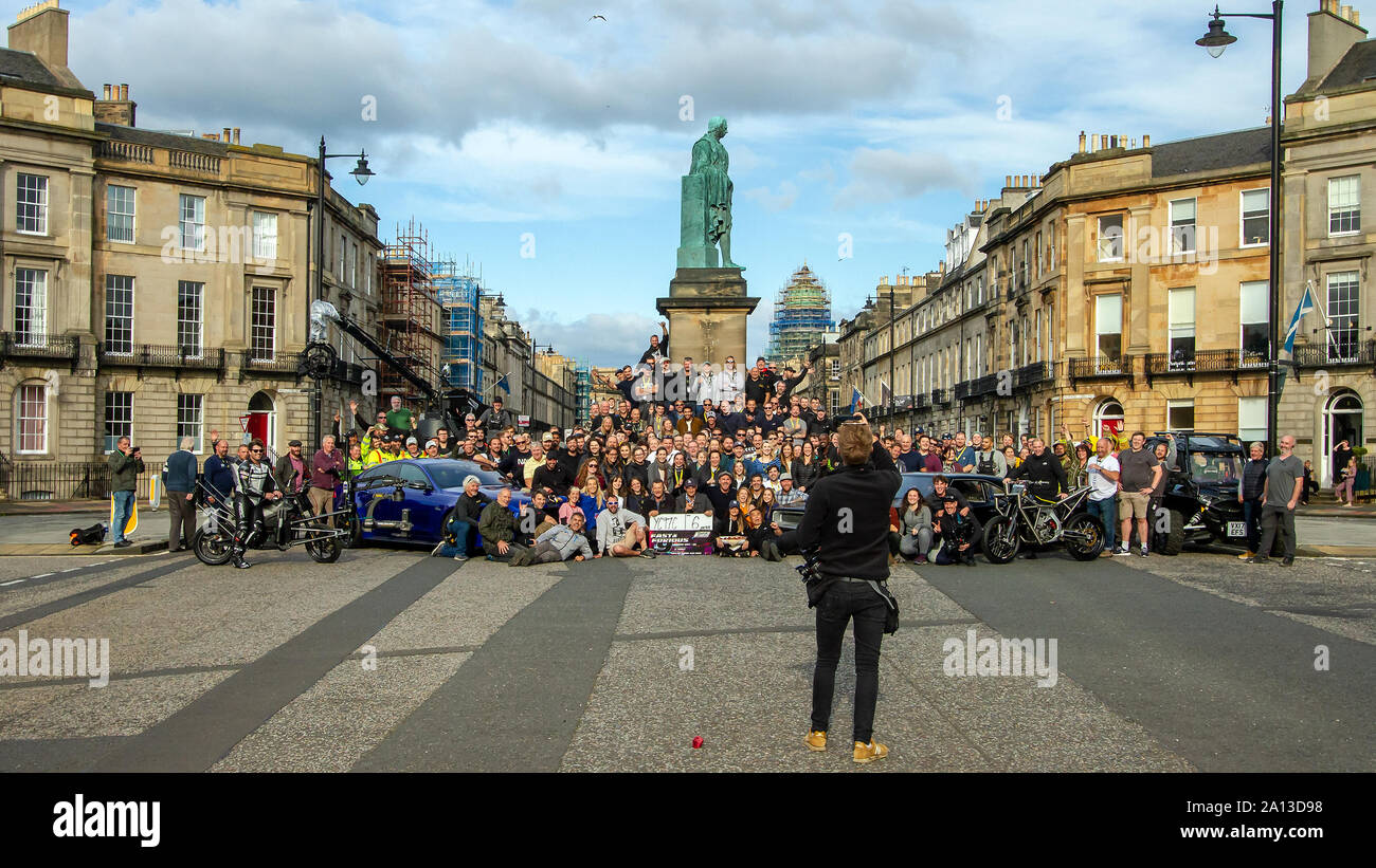 Lorsqu'il a été déclaré un enveloppement, l'équipage a célébré avec une photo de groupe. Fast & Furious 9 a terminé la production dans Édimbourg, après plusieurs semaines de tournage du dernier film dans les poursuite de voitures franchise. Les dernières scènes ont été tournées aujourd'hui sur rue Melville, une jolie terrasse géorgienne dans la capitale du West End. Stunt drivers, debout dans des stars telles que Vin Diesel, conduisent leurs voitures de muscle en haut et en bas de la rue, aux côtés des véhicules de l'appareil photo. Fast & Furious 9 est prévu pour le 22 mai 2020. Banque D'Images