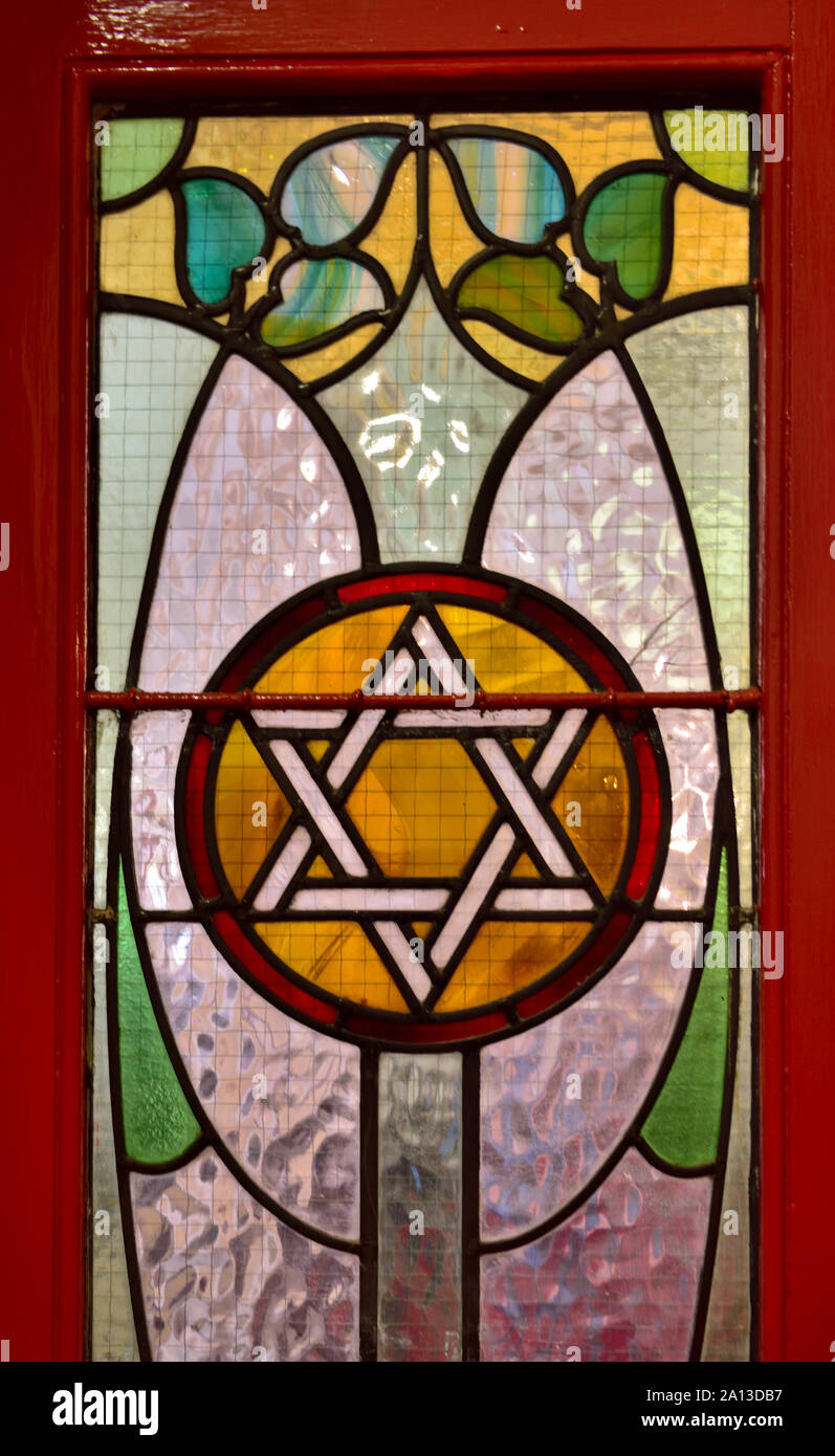 Vitrail Art Nouveau avec étoile de David dans la Synagogue porte Banque D'Images