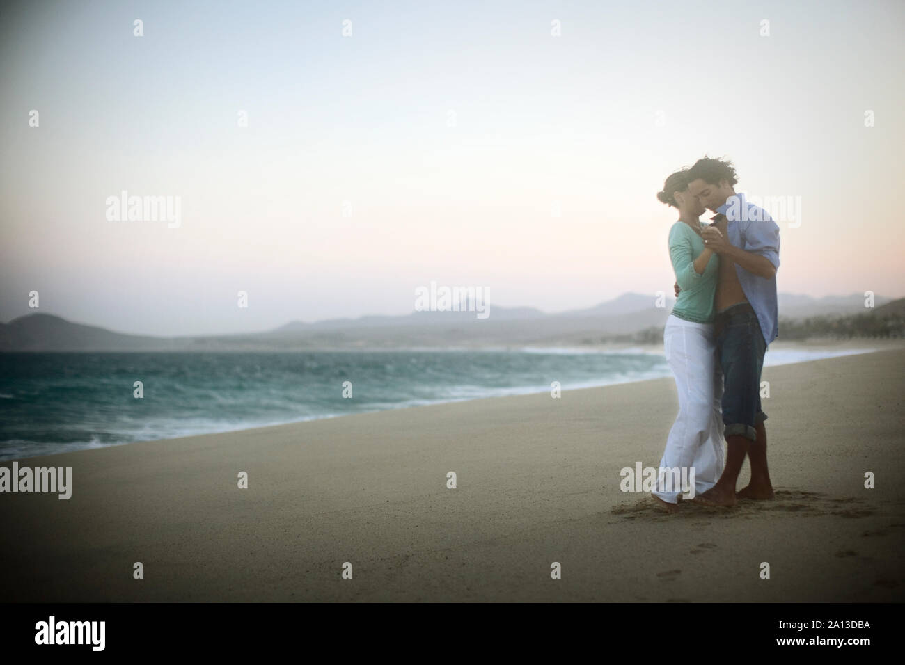 Un couple danse sur la plage pendant la journée. Banque D'Images