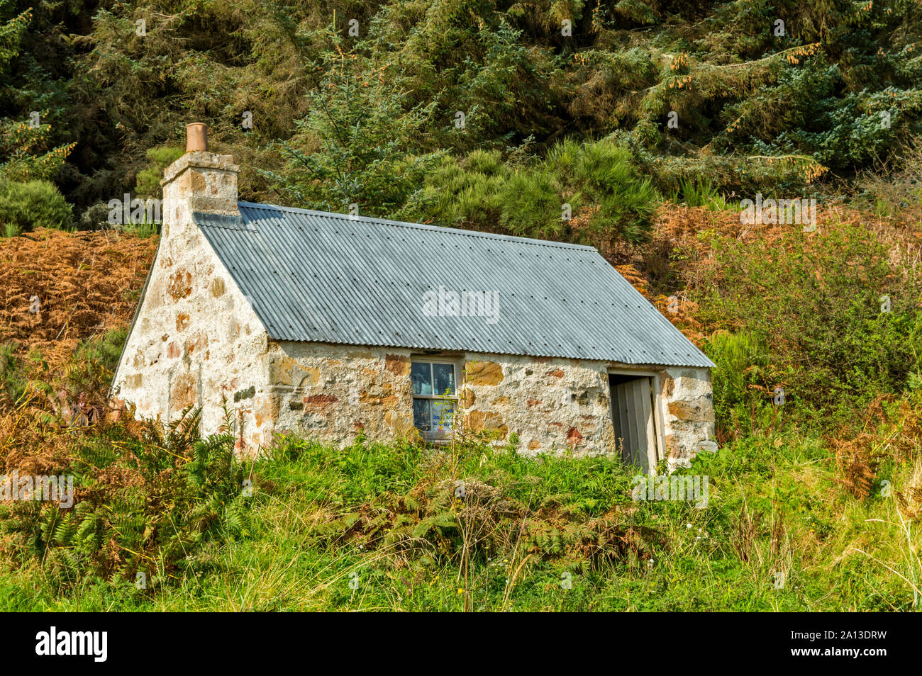 ROSEMARKIE À CROMARTY À PIED BLACK ISLE ECOSSE une vieille pierre BOTHY UTILISÉ COMME REFUGE CONTIENT DES CONSEILS D'INTERPRÉTATION DE LA PÊCHE DU SAUMON ET DE HUGH MILLER Banque D'Images