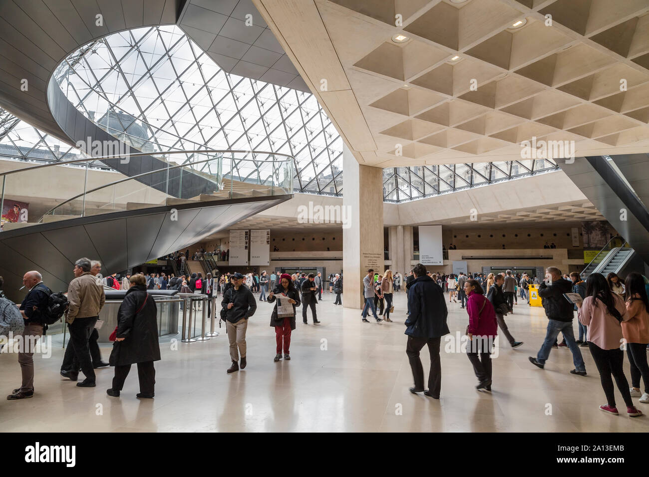 FRANCE, PARIS - 16 MAI 2016 : La partie souterraine de la pyramide du Louvre. Paris. La France. Banque D'Images