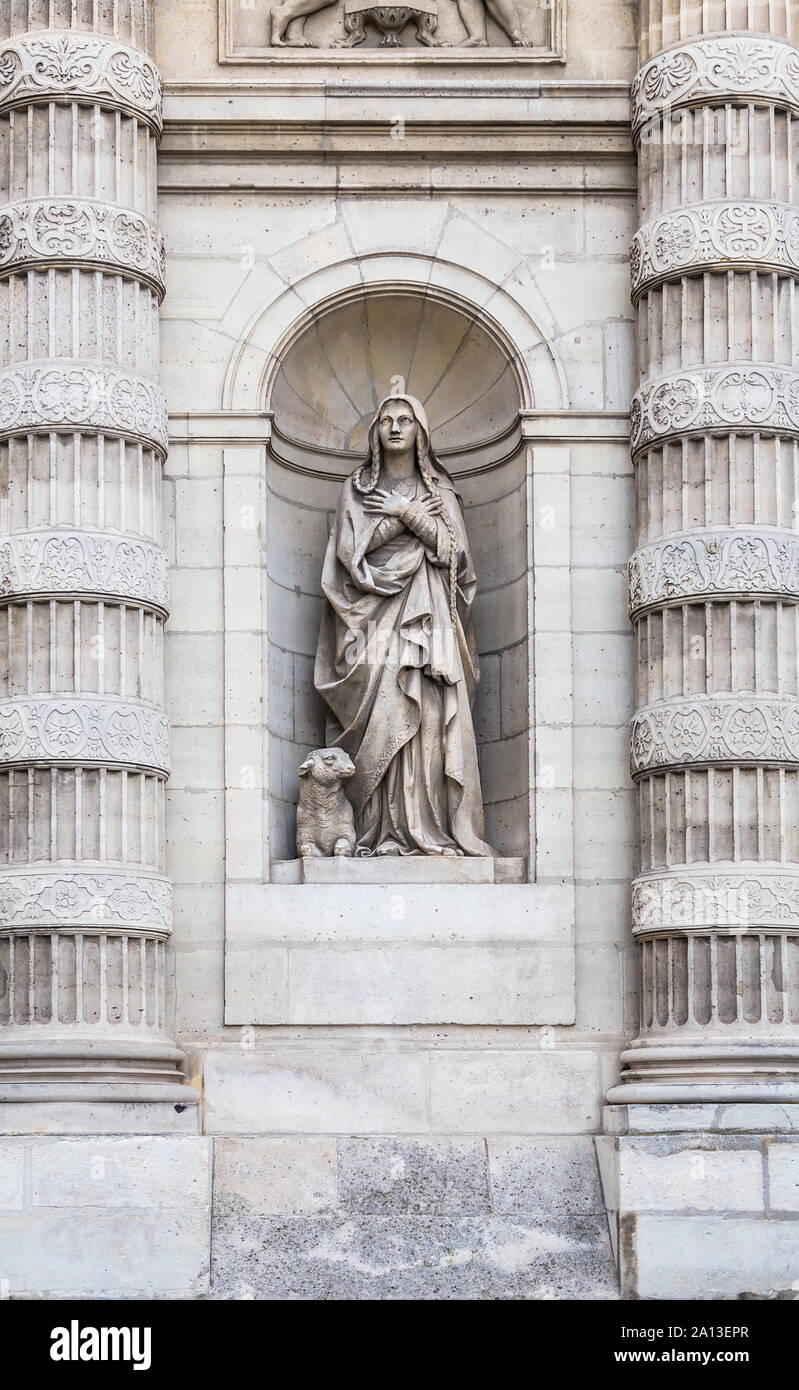 Sculpture de Saint Genevieve dans la niche de l'église de Saint-Etienne-du-Mont. Paris. France Banque D'Images
