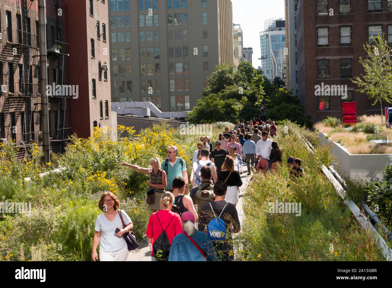 Les visiteurs appréciant la ligne haute Park, NYC Banque D'Images