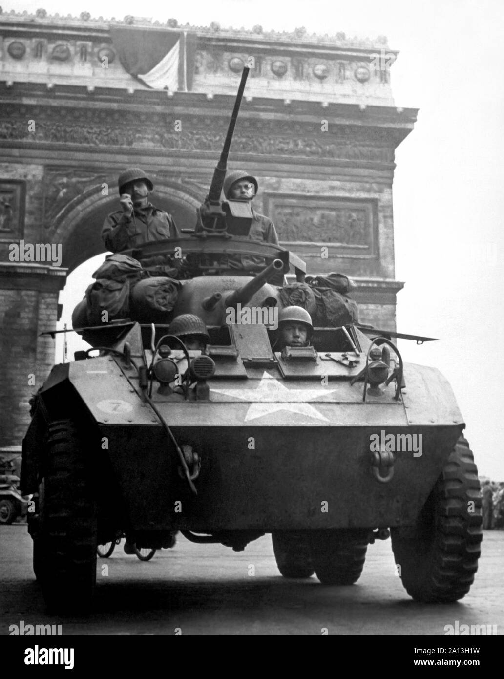 La Deuxième Guerre mondiale, American M8 light armored car, roulant au-delà de l'Arc de Triomphe à Paris. Banque D'Images