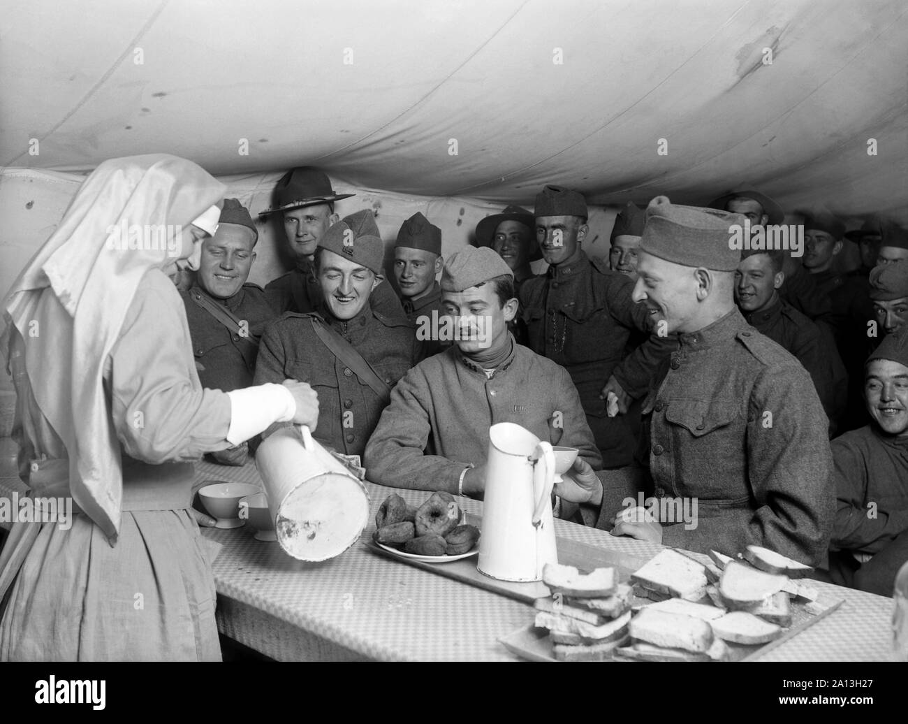 Un fantassin français entouré d'Américains dans une cantine de la Croix-Rouge américaine. Banque D'Images