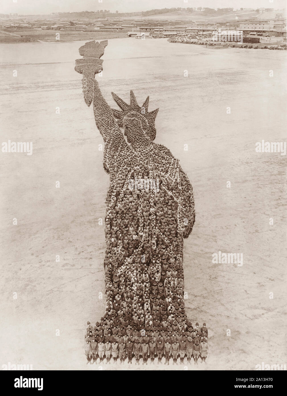 Une vue aérienne d'une formation de la Statue de la liberté composée par des membres de l'armée américaine et de la Marine. Banque D'Images