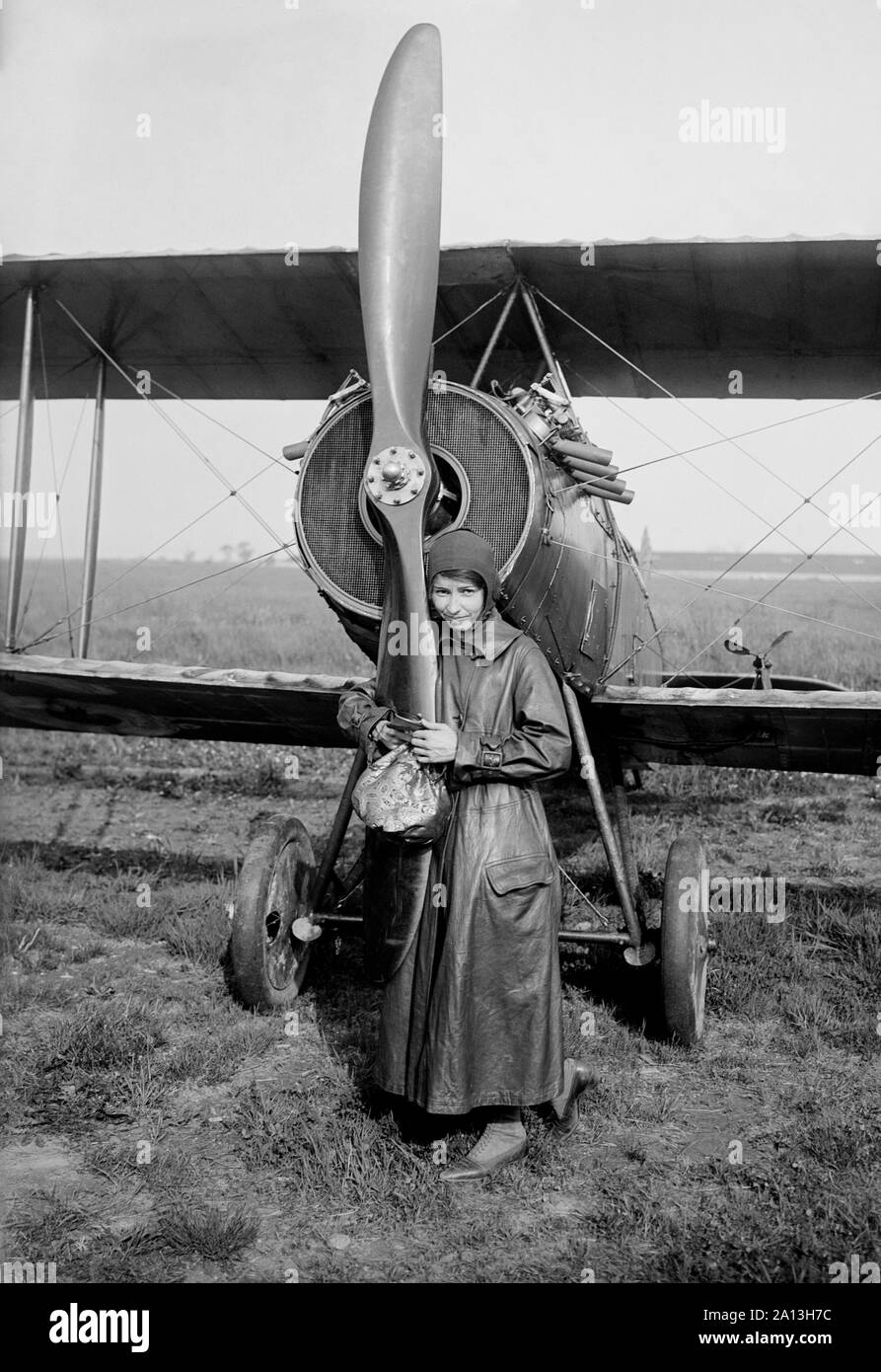 L'aviateur américain Katherine Stinson en face de son biplan. Banque D'Images