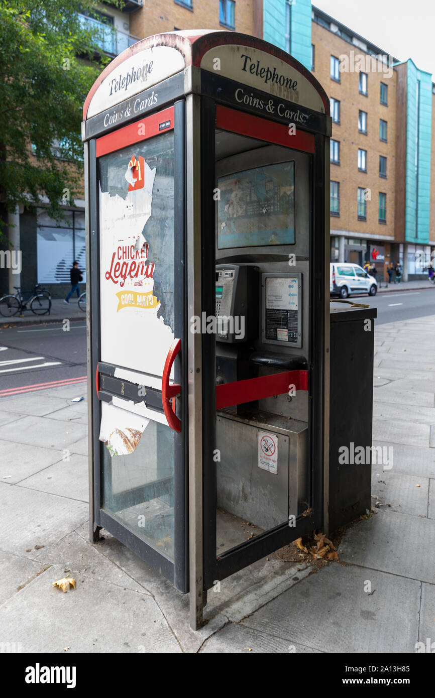 Un public payant vandalisés sur une rue de la ville Banque D'Images