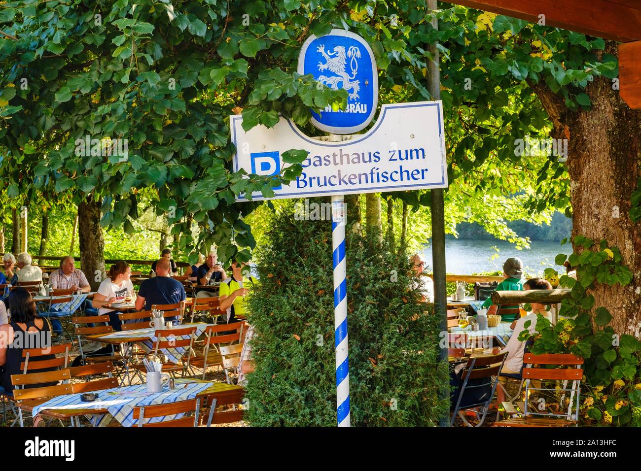 Jardin de bière de gîte en Bruckenfischer, Isar, Durnstein près de Schaftlarn, Haute-Bavière, Bavière, Allemagne Banque D'Images