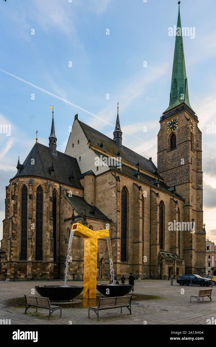 Fontaine d'or en face de la cathédrale Saint-Barthélemy, Pilsen, République Tchèque Banque D'Images