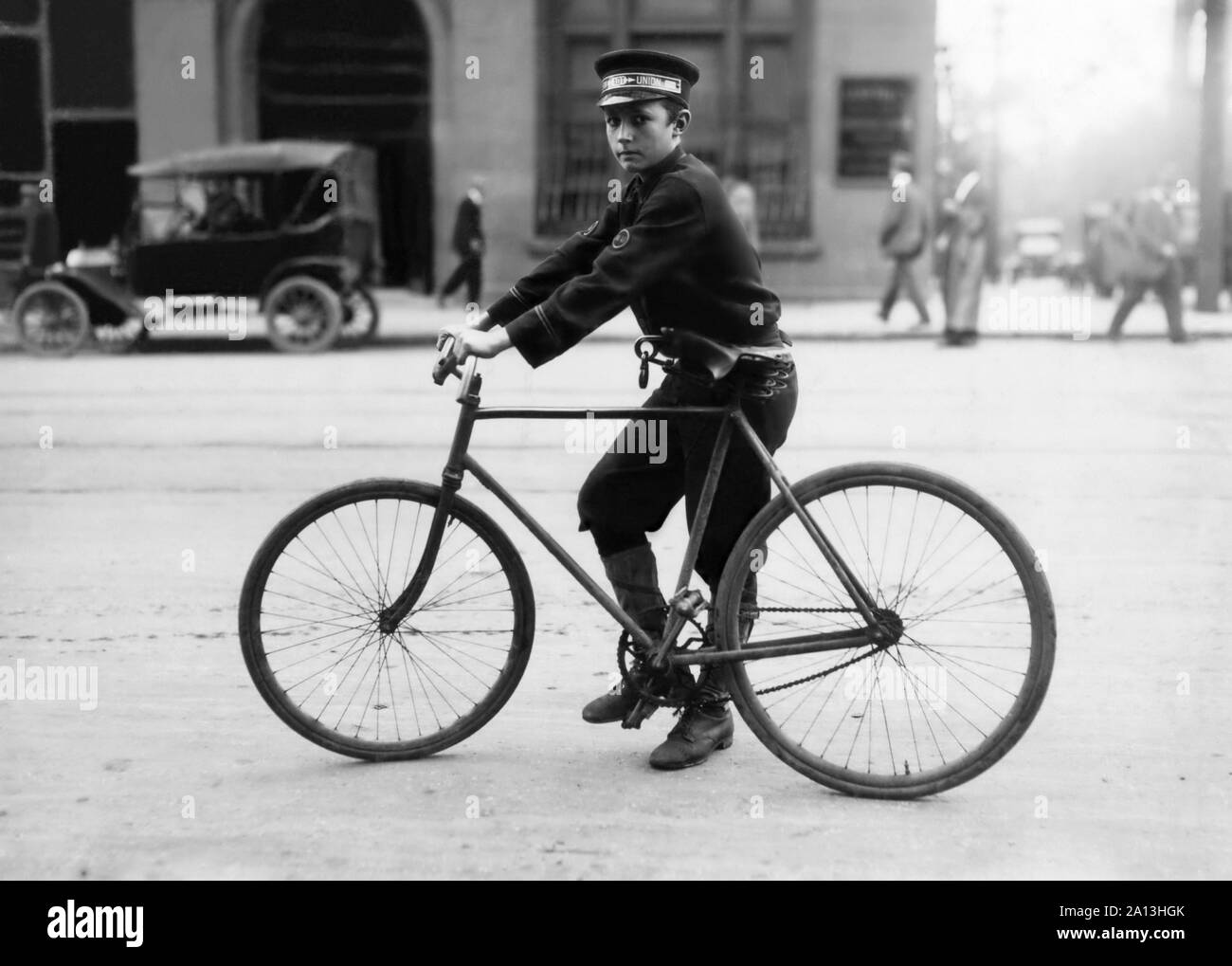 Un jeune bike messenger à Birmingham, Alabama, 1914. Banque D'Images