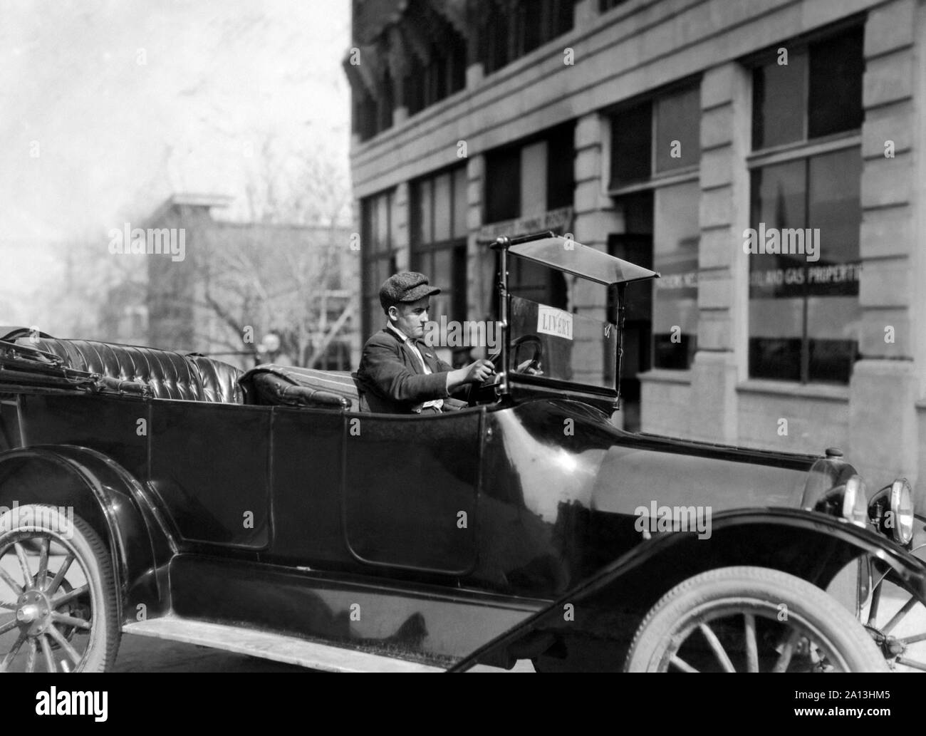 Un jeune de 15 ans chauffeur conduit un taxi à Tulsa, Oklahoma, mars 1917. Banque D'Images