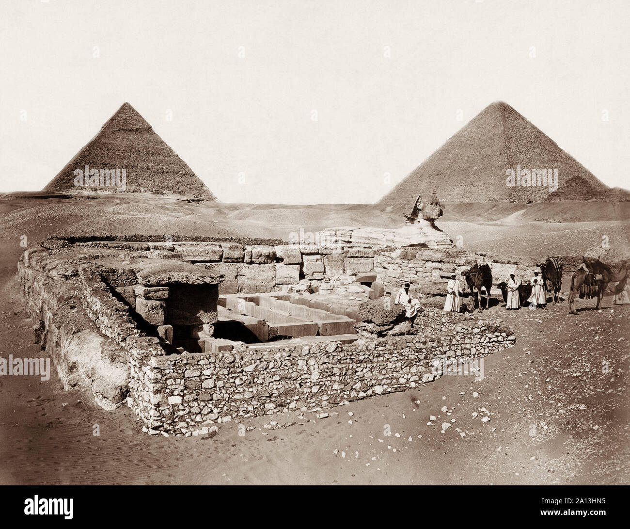Les grandes pyramides de Khéops et Khufu/Cheffreu/Khafré, le Grand Sphinx de Gizeh sur le plateau. Banque D'Images
