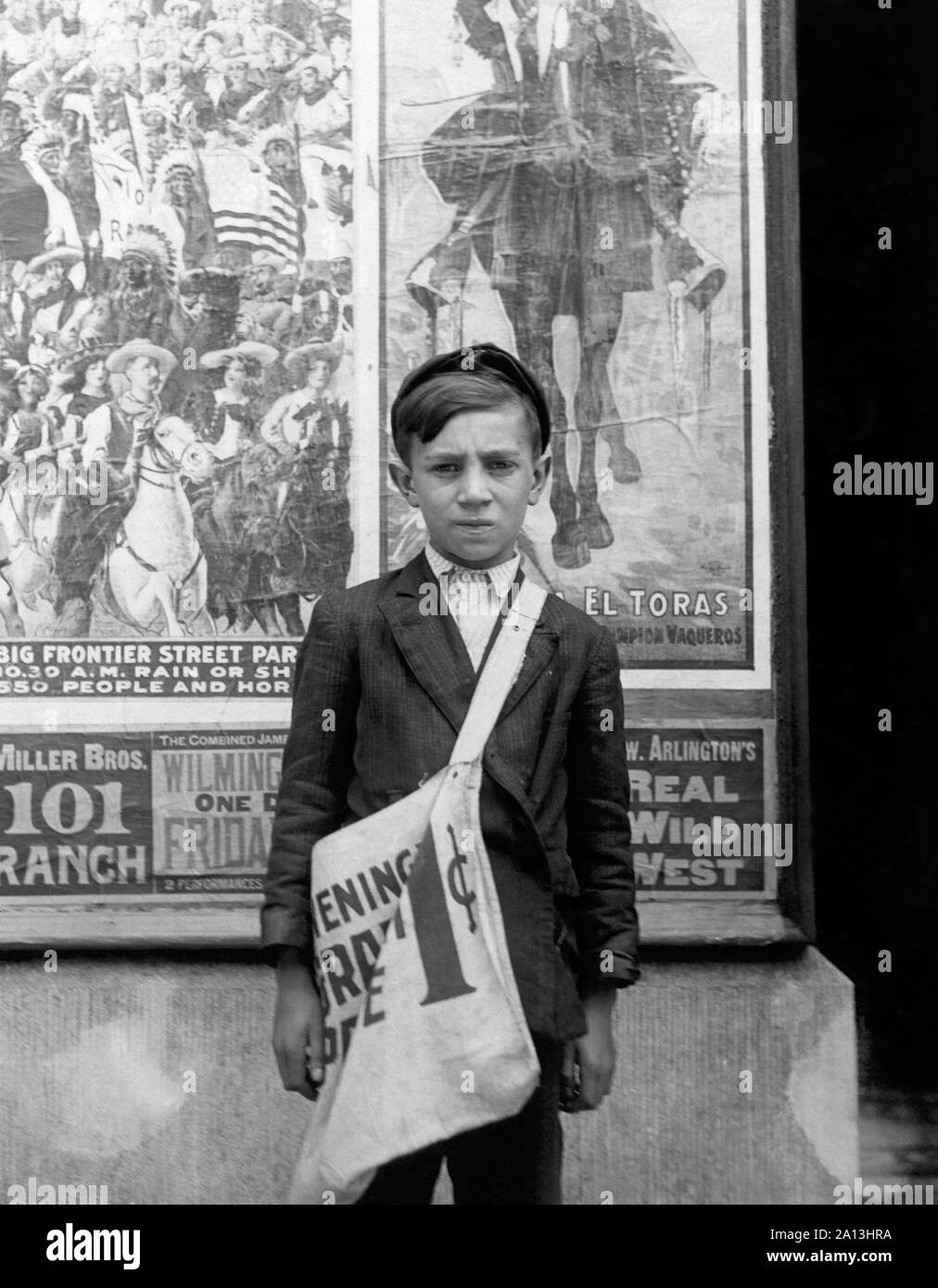 Un garçon de 12 ans vieux journal vente de journaux à Wilmington, Delaware. Banque D'Images