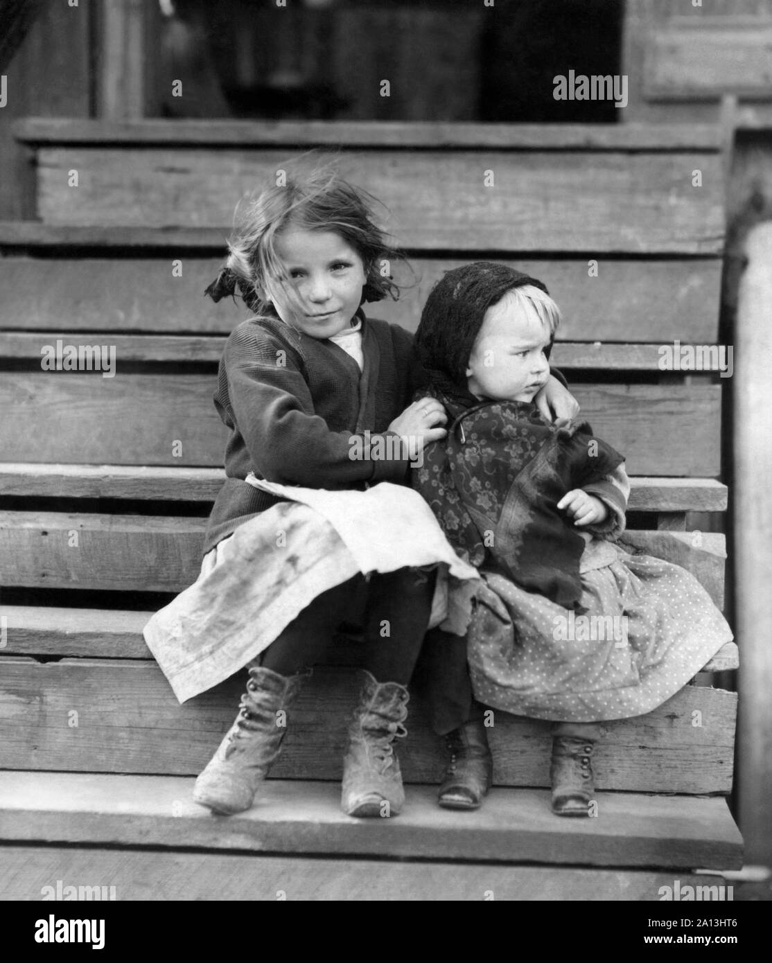 Un jeune enfant qui tend à sa jeune sœur de Bayou La Batre, Alabama. Banque D'Images