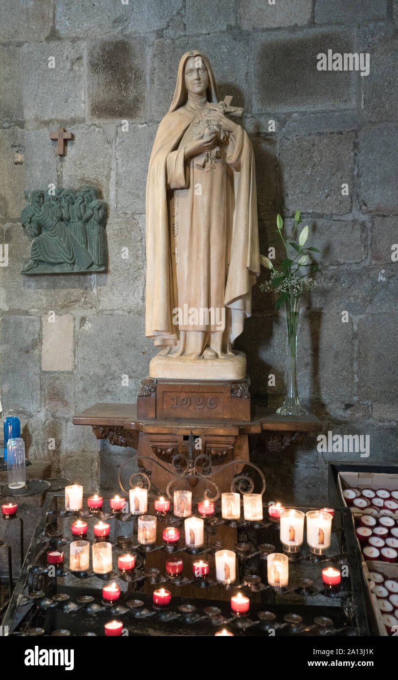 Saint Malo, Bretagne / France - 19 août 2019 - vue de l'intérieur de la cathédrale de Saint-Malo avec la sculpture et beaucoup de bougies votives Banque D'Images