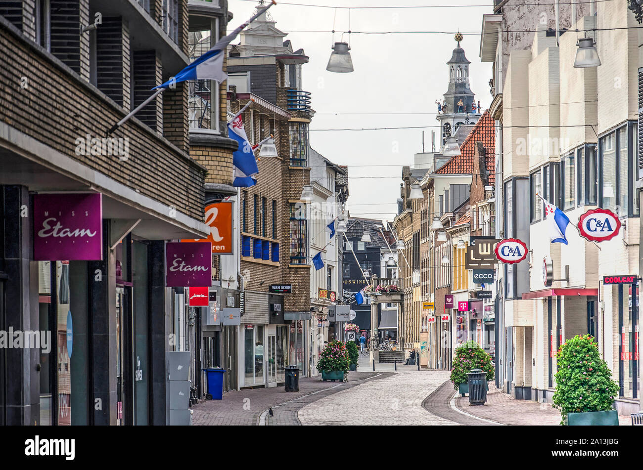 Roermond, Pays-Bas, le 12 juillet 2019 : rue commerçante du centre-ville, aussi bon que vide après l'heure de fermeture Banque D'Images