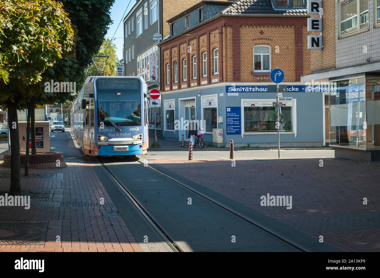 Le Tram passant à travers la zone piétonne de Frechen, près de Cologne, NRW, Allemagne Banque D'Images