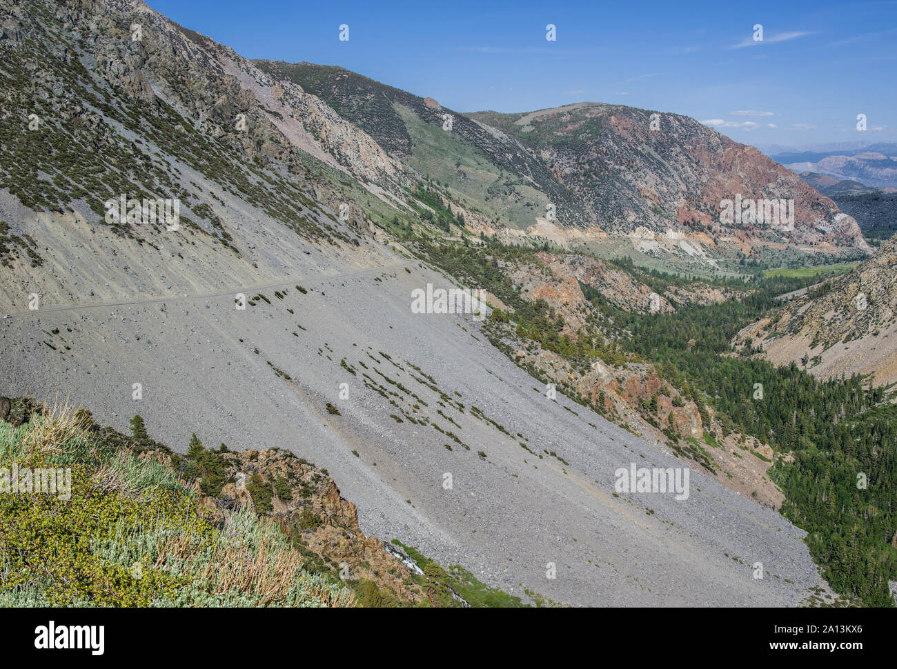 Route de montagne éboulement de salon : un article de la Tioga road par Yosemite National Park passe à travers une vaste superficie du glissement dans Banque D'Images