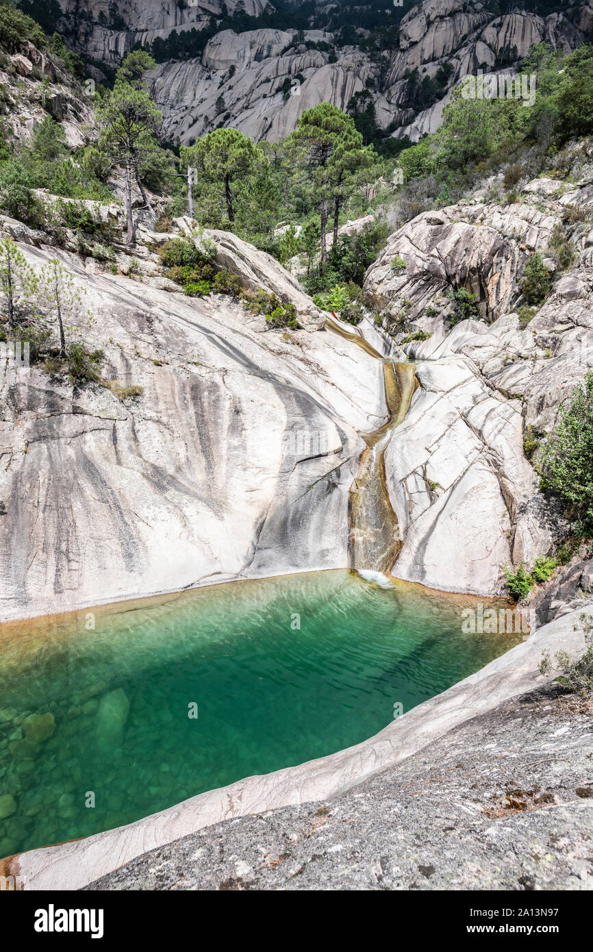 Cascade et piscine naturelle dans la région de Canyon Purcaraccia Bavella  en été. Vous passerez par les eaux claires avec des toboggans naturels  incroyables. Corse (FR Photo Stock - Alamy