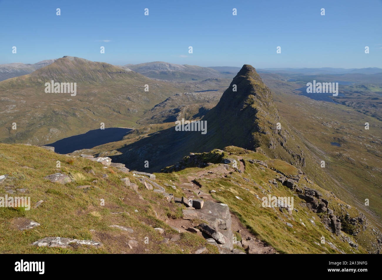 Voir face à l'est le long de la crête de Suilven, une montagne dans la région de l'Assynt des Highlands écossais, Grande-Bretagne. Vers la gauche est Canisp. Banque D'Images