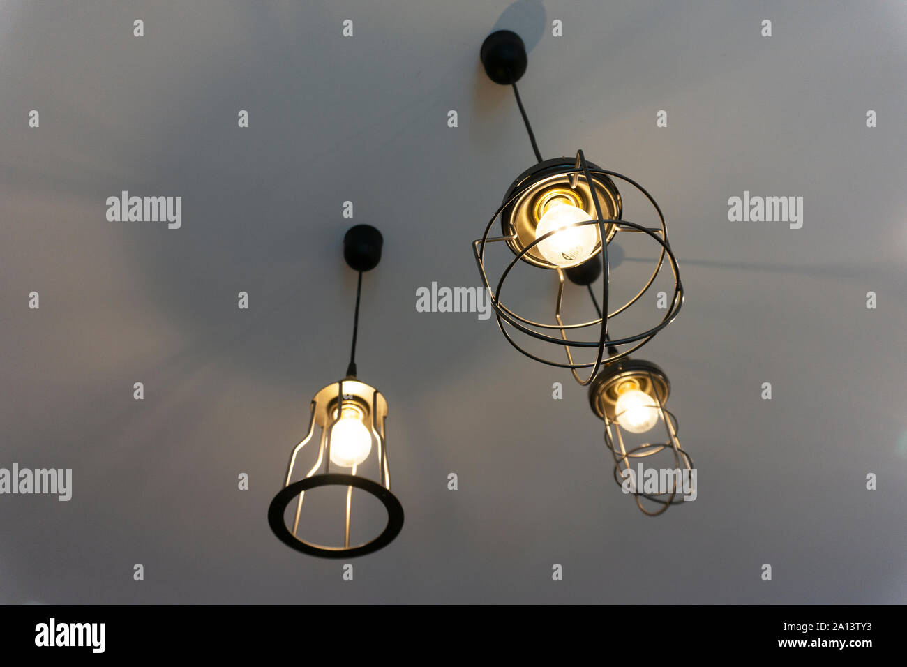 Lustre métal style loft avec des ampoules qui pendent du plafond Photo  Stock - Alamy