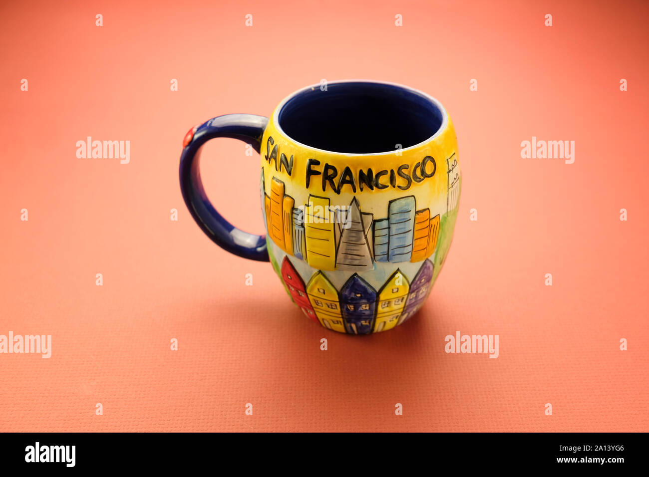 Tasse à café tasse aux couleurs vives avec San Francisco lettrage et  habillage bleu Photo Stock - Alamy