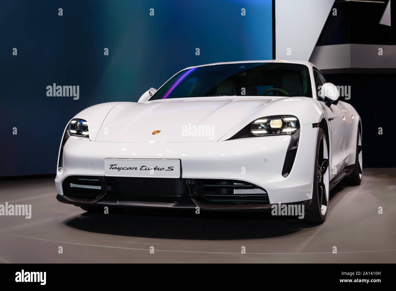 Francfort - Sep 15, 2019 : Porsche Turbo S Taycan blanc est la première voiture de sport entièrement électrique de Porsche. Supercar de luxe présenté à l'IAA 2019 Fran Banque D'Images