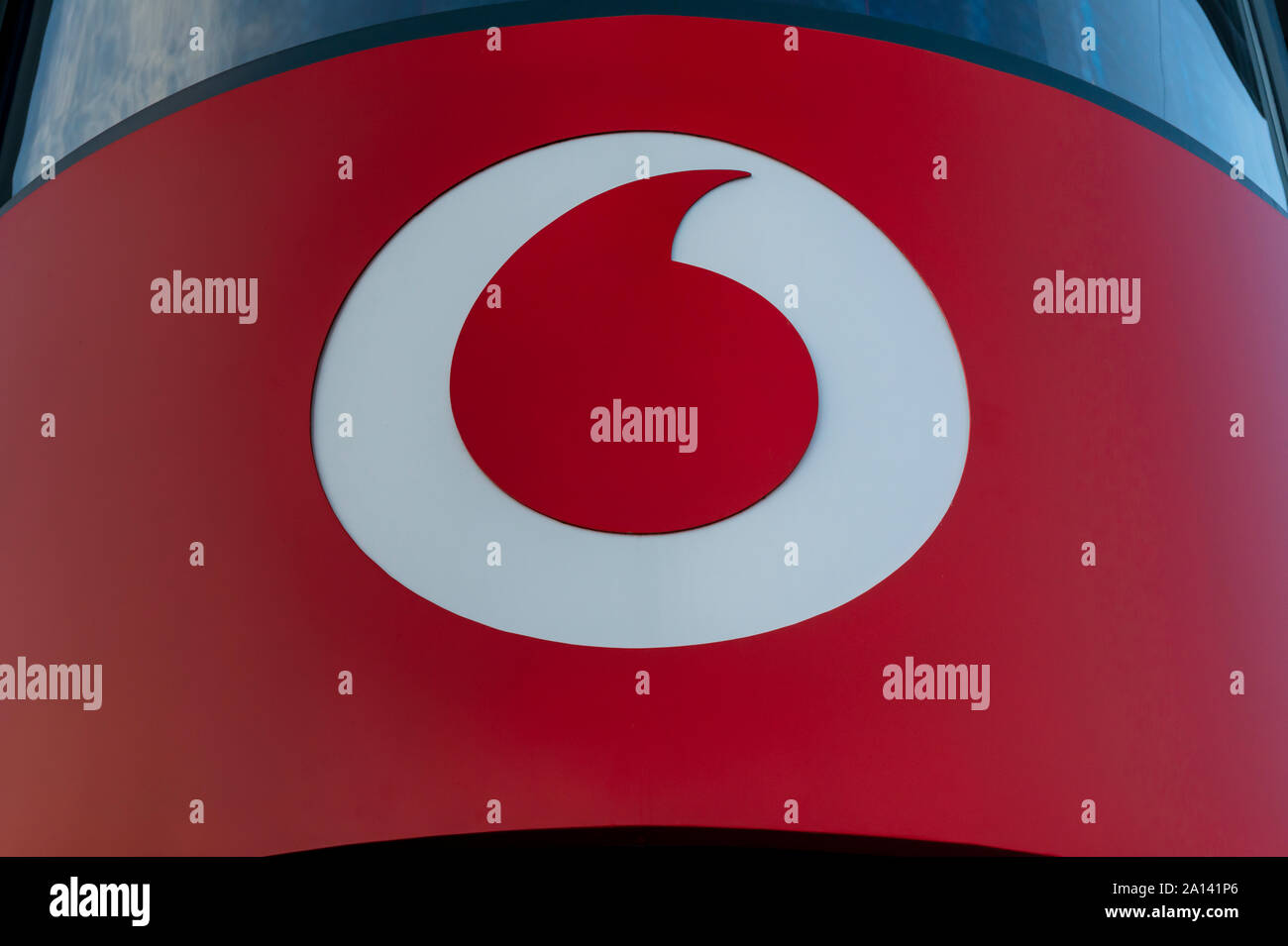 Logo Vodafone shop signer aucun texte close up sur la façade de l'immeuble de la vitrine Banque D'Images