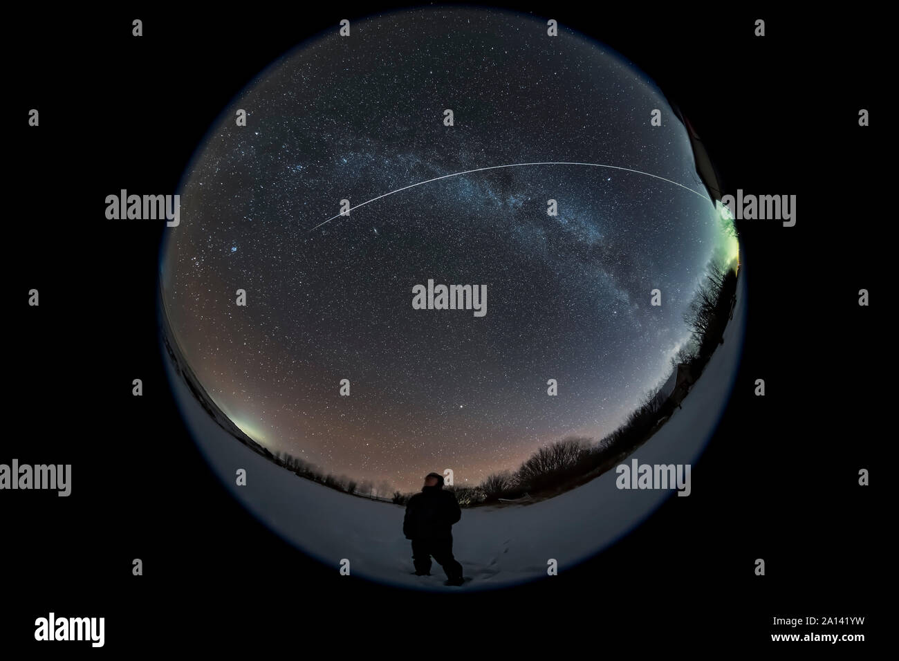 Un spectateur regardant le ciel comme la Station spatiale internationale vole au-dessus. Banque D'Images
