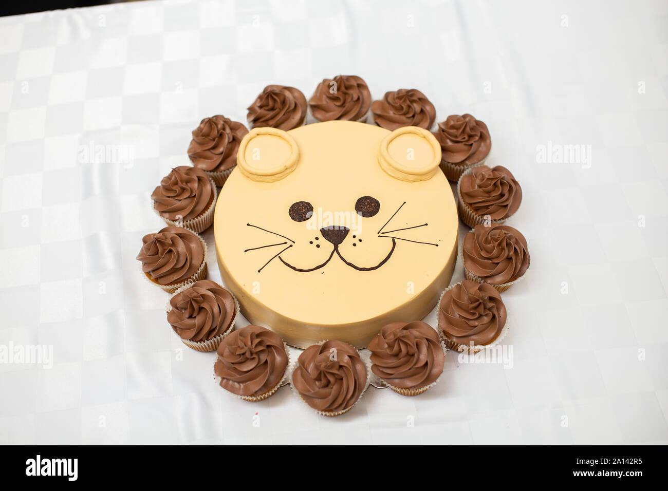 Lion Avec La Criniere Cupcake Gateau D Anniversaire De Gosse Pour L Idee Photo Stock Alamy Lion Avec La Criniere Cupcake Gateau D Anniversaire De Gosse Pour L Idee Photo Stock Alamy
