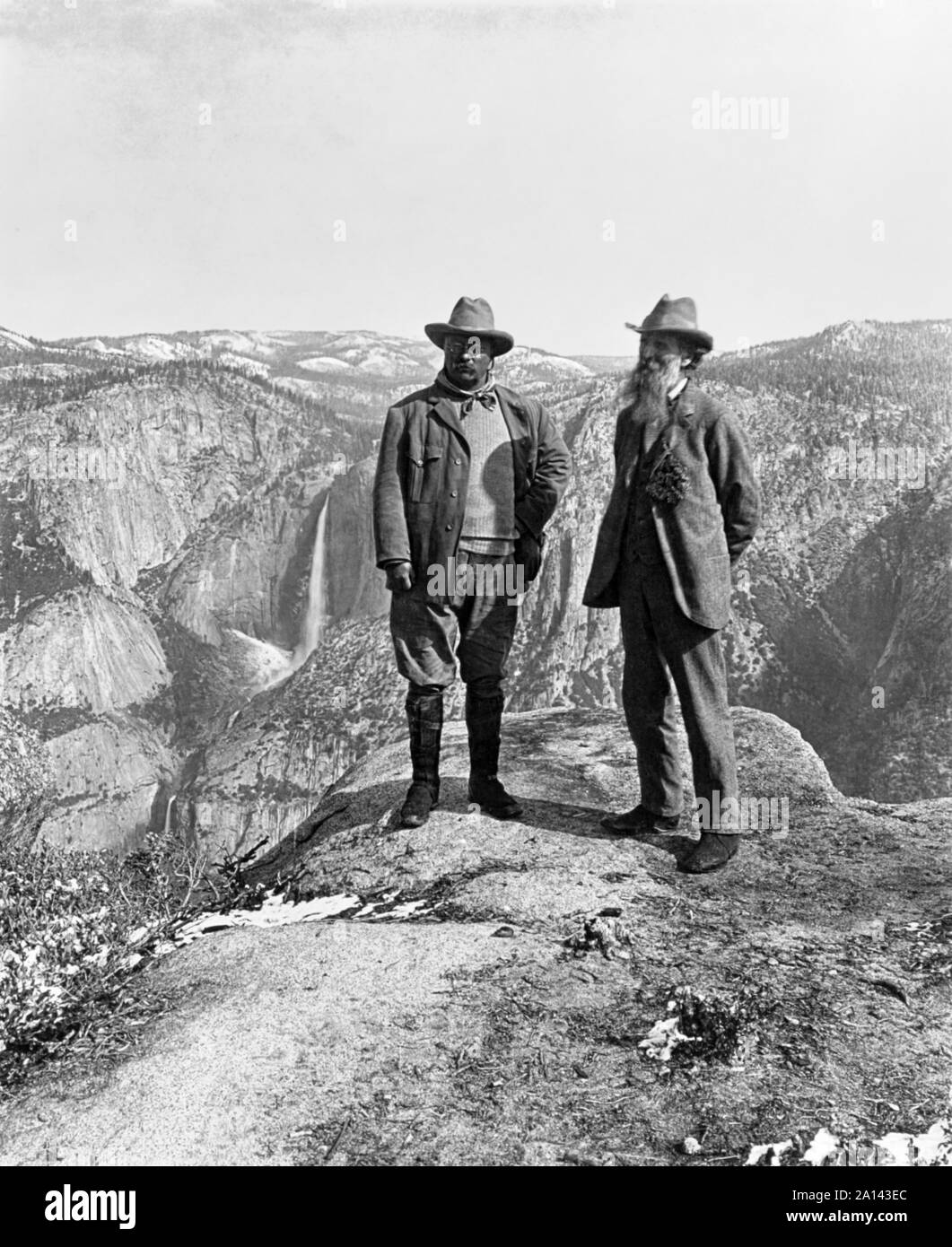 Le président Theodore Roosevelt (1858-1919) et naturaliste John Muir (1838-1914) Comité permanent sur Glacier Point dans la vallée de Yosemite, Californie en 1903 pendant un voyage de camping. Muir's passion pour la préservation d'espaces naturels aux États-Unis véhiculée à travers ses écrits ont contribué à la création de l'US National Park Service en 1916. Banque D'Images