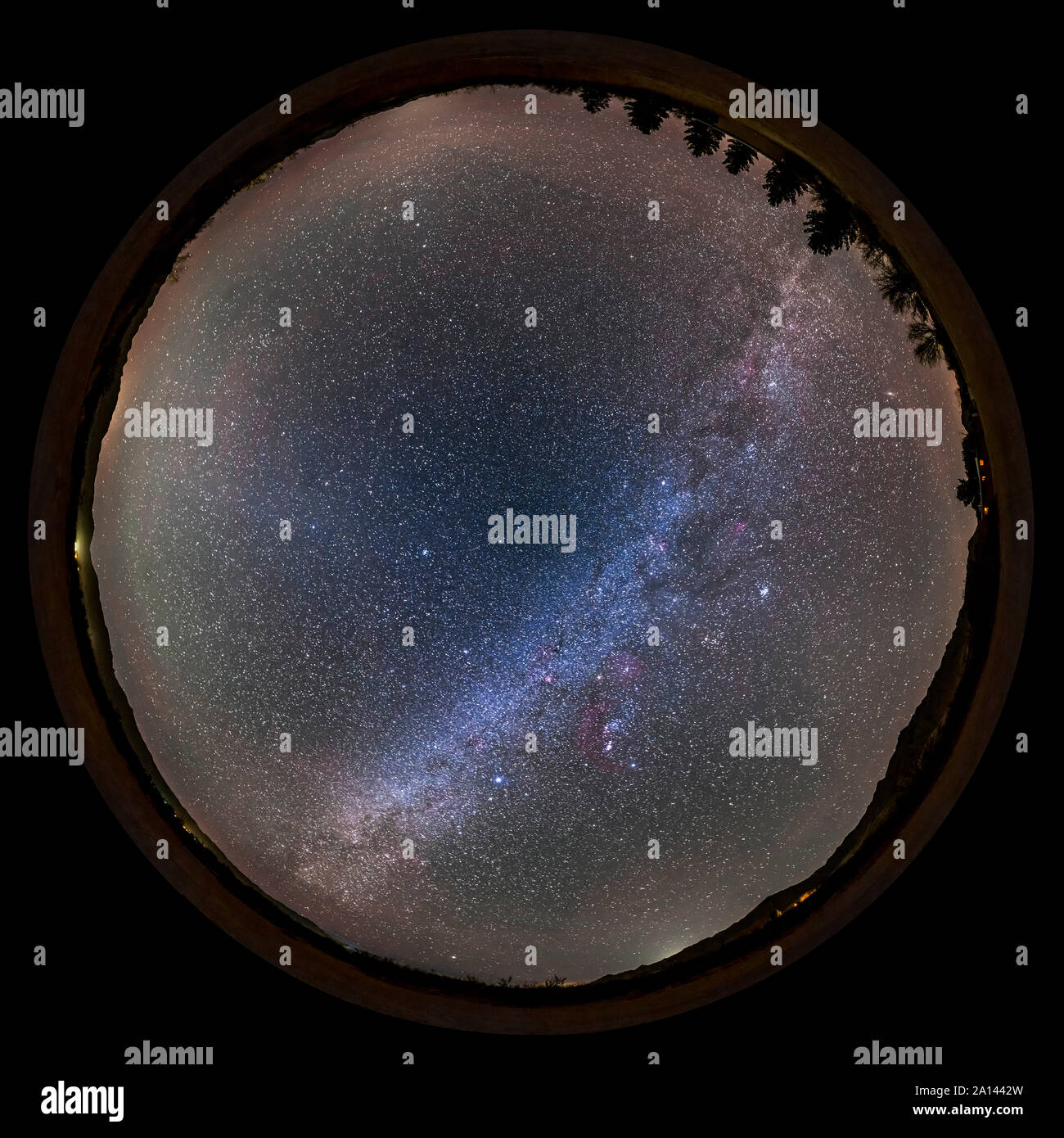 Fish-eye 360° panorama de l'hémisphère nord, ciel d'hiver et Milky Way. Banque D'Images