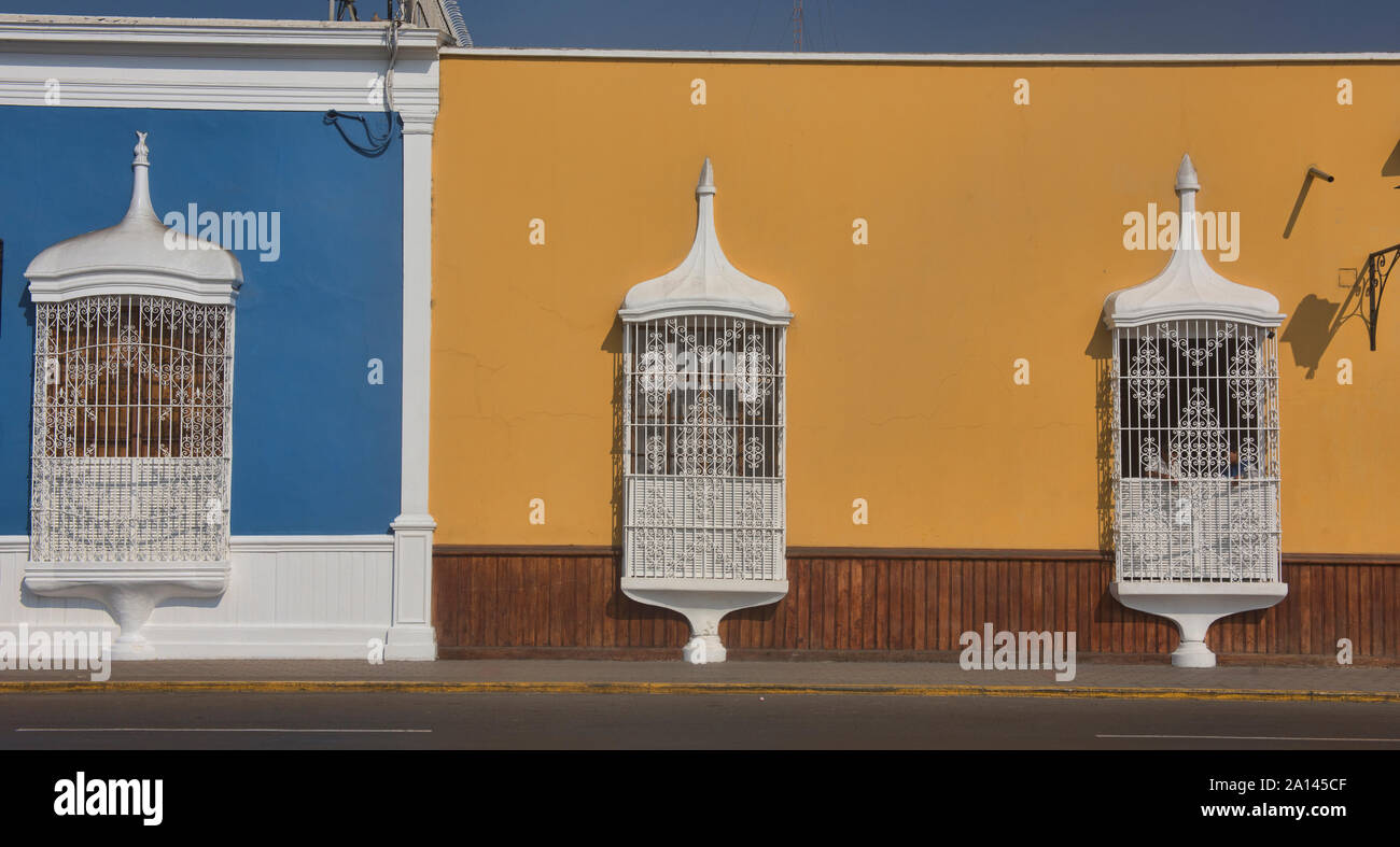 Une grille en fer forgé ouvragé, une marque commerciale de colonial Trujillo, Pérou Banque D'Images