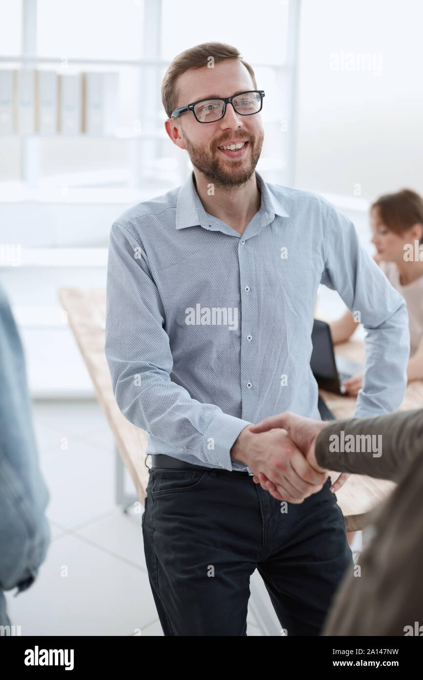 Friendly business man shaking hands avec son client Banque D'Images