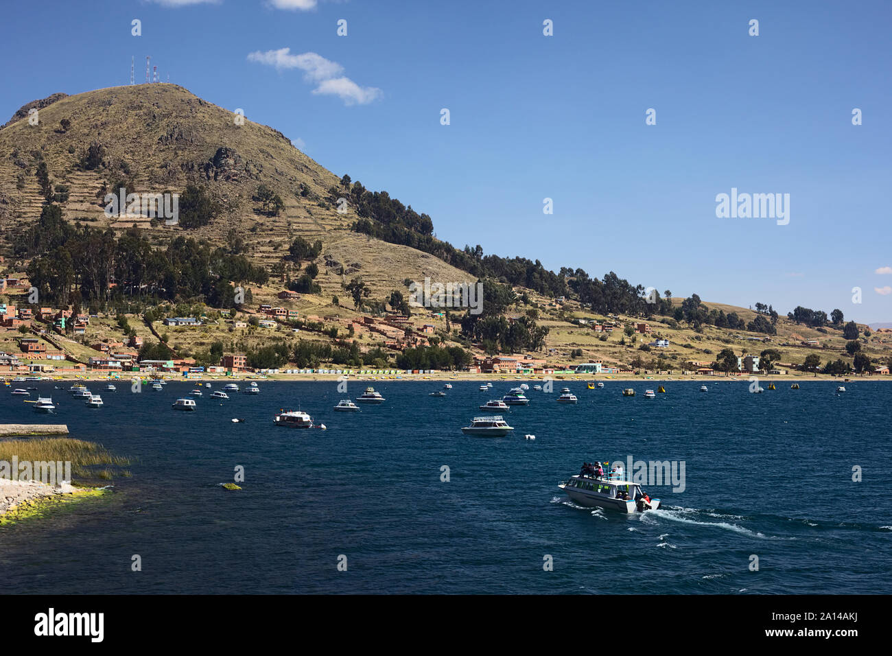 COPACABANA, BOLIVIE - Octobre 17, 2014 : bateau d'entrer dans la baie de Copacabana sur les rives du lac Titicaca en Bolivie Banque D'Images