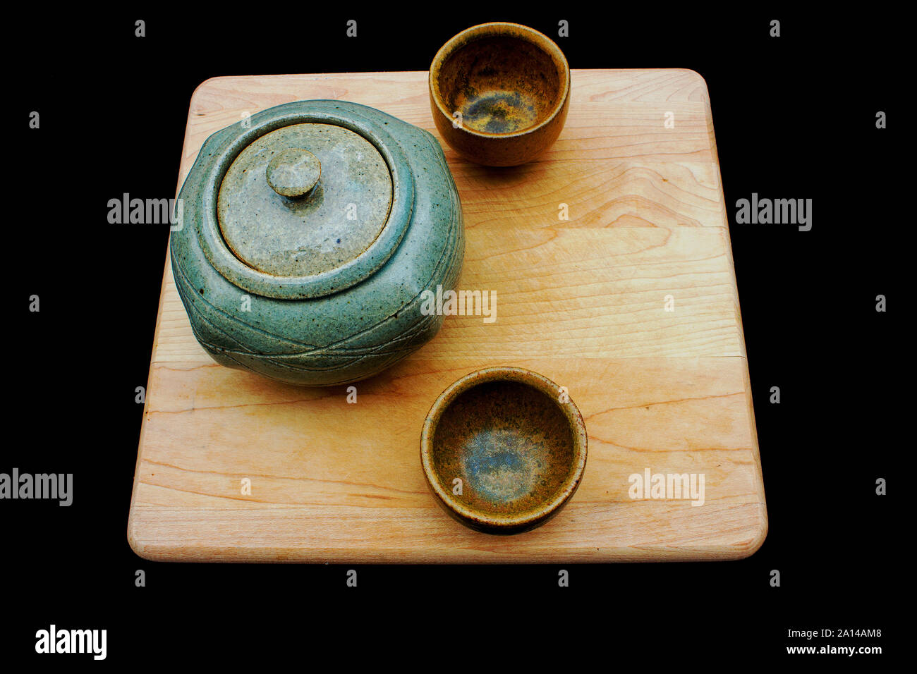 Service à thé en céramique Vintage sur bois isolée servant sur fond noir Banque D'Images