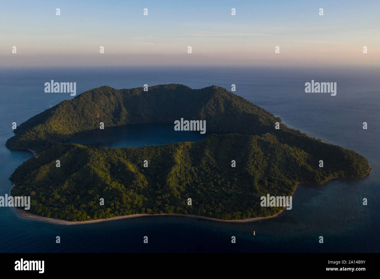Une vue d'ensemble de l'île volcanique de Satonda, Indonésie. Banque D'Images Une vue d'ensemble de l'île volcanique de Satonda, Indonésie. Banque D'Images