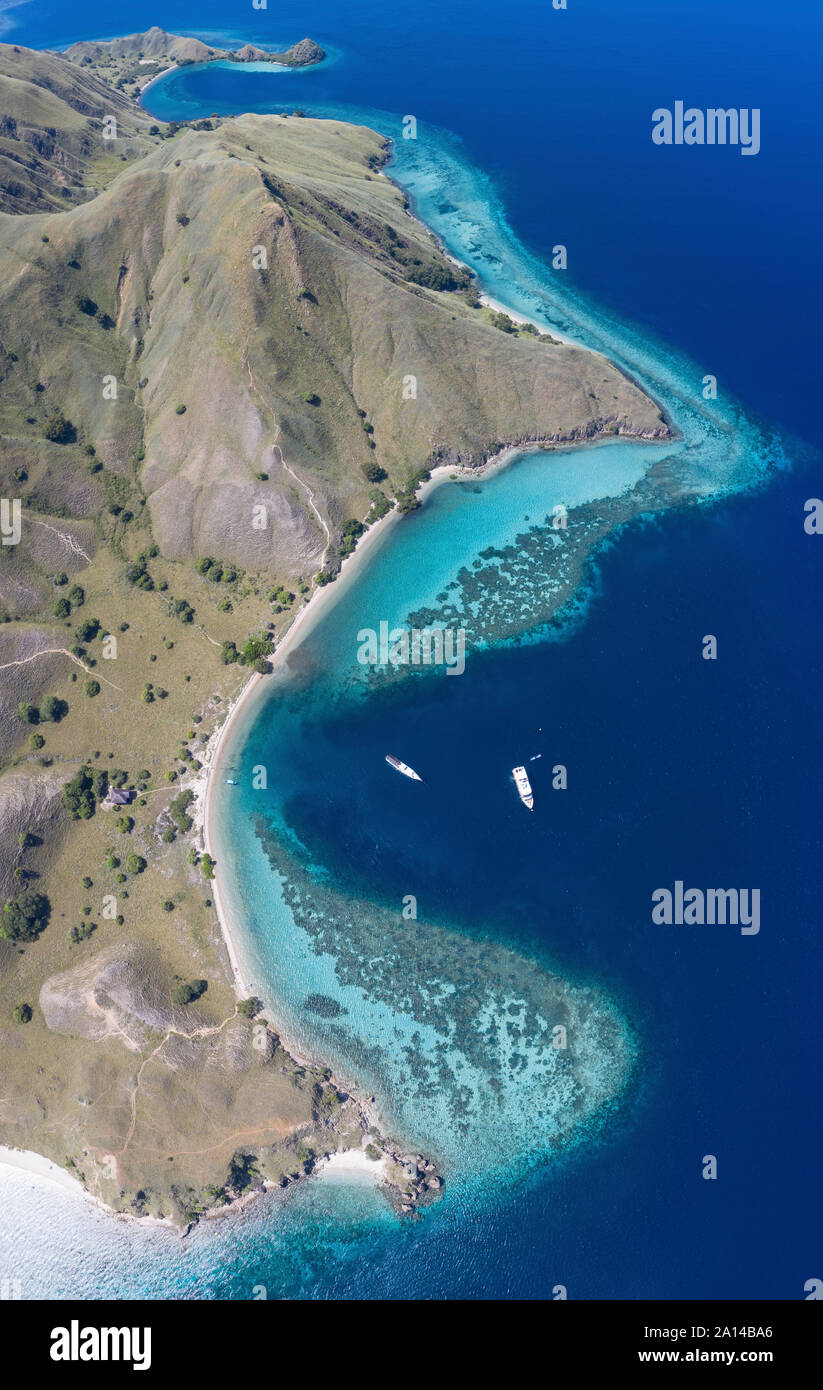 Vue à vol d'oiseau d'un récif frangeant sain sur le bord de l'île Gili Darat, Indonésie. Banque D'Images Vue à vol d'oiseau d'un récif frangeant sain sur le bord de l'île Gili Darat, Indonésie. Banque D'Images