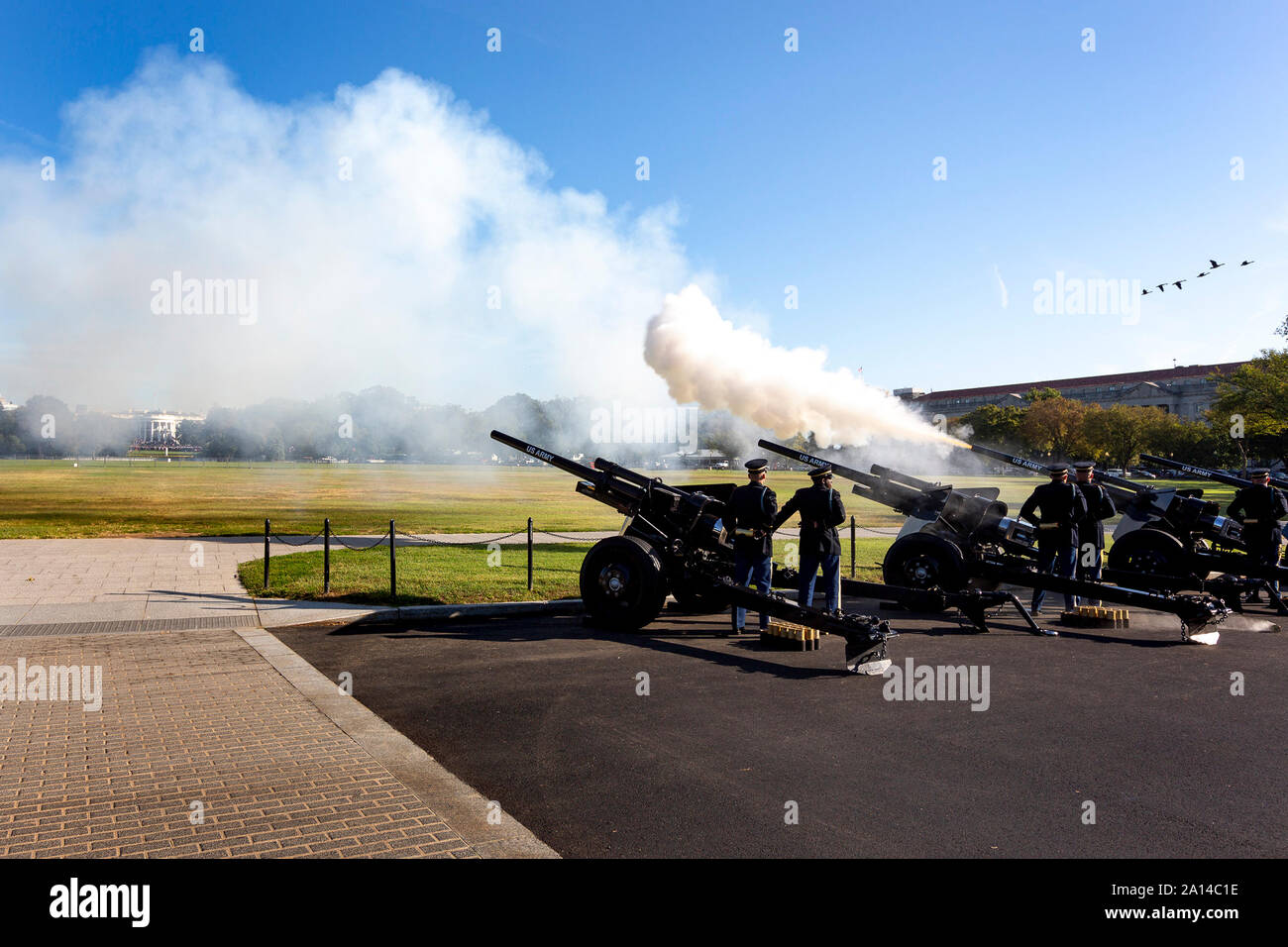 Washington, États-Unis d'Amérique. Sep 20, 2019. Les membres de l'armée des États-Unis 3e feu d'infanterie une salve de 19 Vendredi, le 20 septembre, 2019, à partir de l'Ellipse de la Maison Blanche lors de la visite officielle du Premier Ministre australien Scott Morrison et Mme Jenny Morrison personnes : le Président Donald Trump Credit : tempêtes Media Group/Alamy Live News Banque D'Images