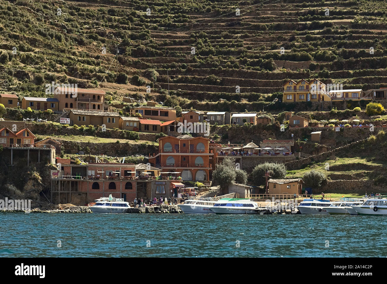 YUMANI, BOLIVIE - 5 novembre, 2014 : le port et les terrasses sur les hauteurs de Yumani sur la partie sud de l'Isla del Sol du Lac Titicaca, en Bolivie Banque D'Images