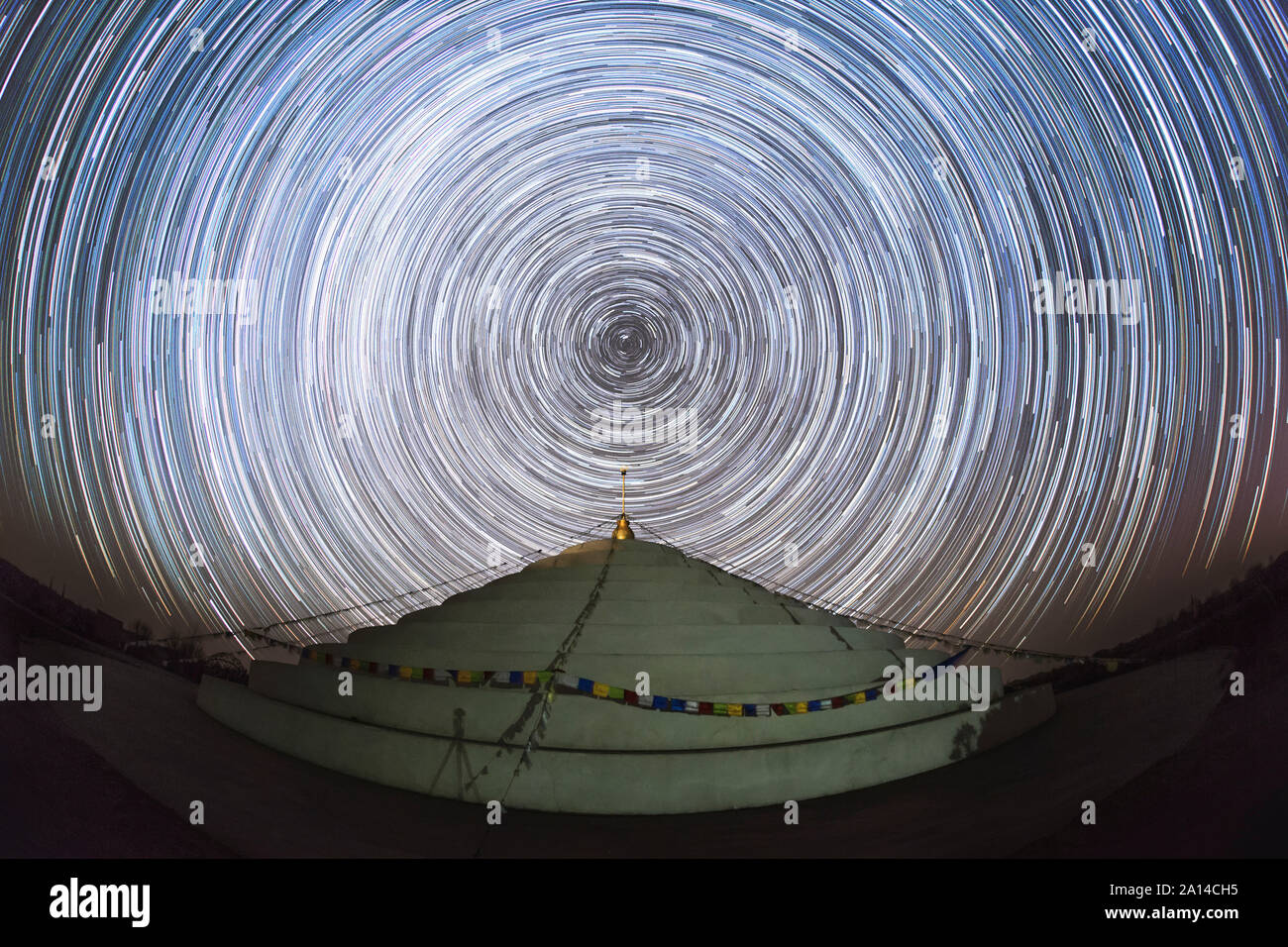 Star Trails autour du pôle nord celstial au-dessus d'un Ovoo en Mongolie intérieure, la Chine. Banque D'Images