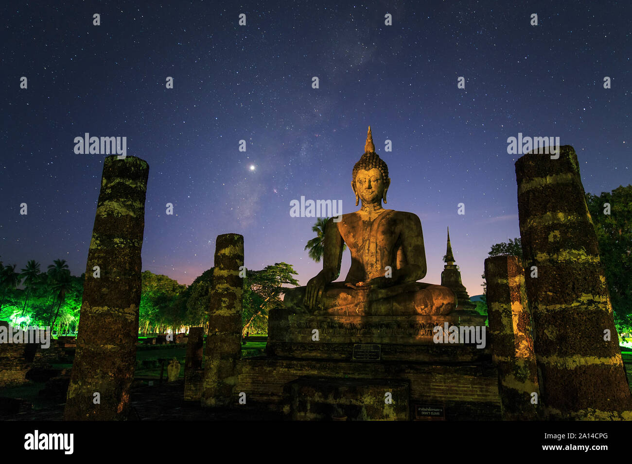 La Voie Lactée et Vénus brille dans le crépuscule du soir au-dessus d'un bouddha de Sukhothai, Thaïlande. Banque D'Images