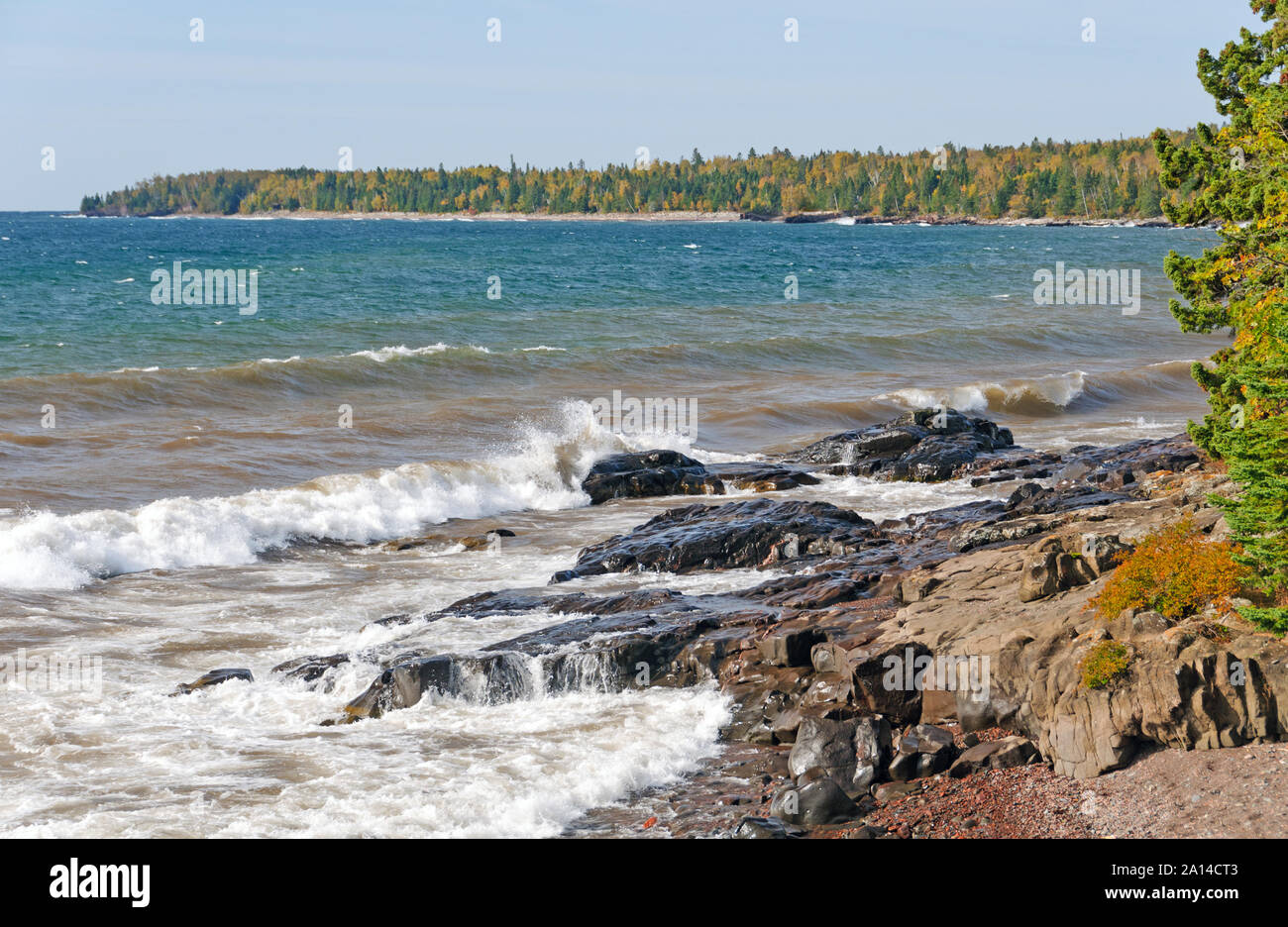 Vagues sur la rive nord du lac Supérieur Banque D'Images